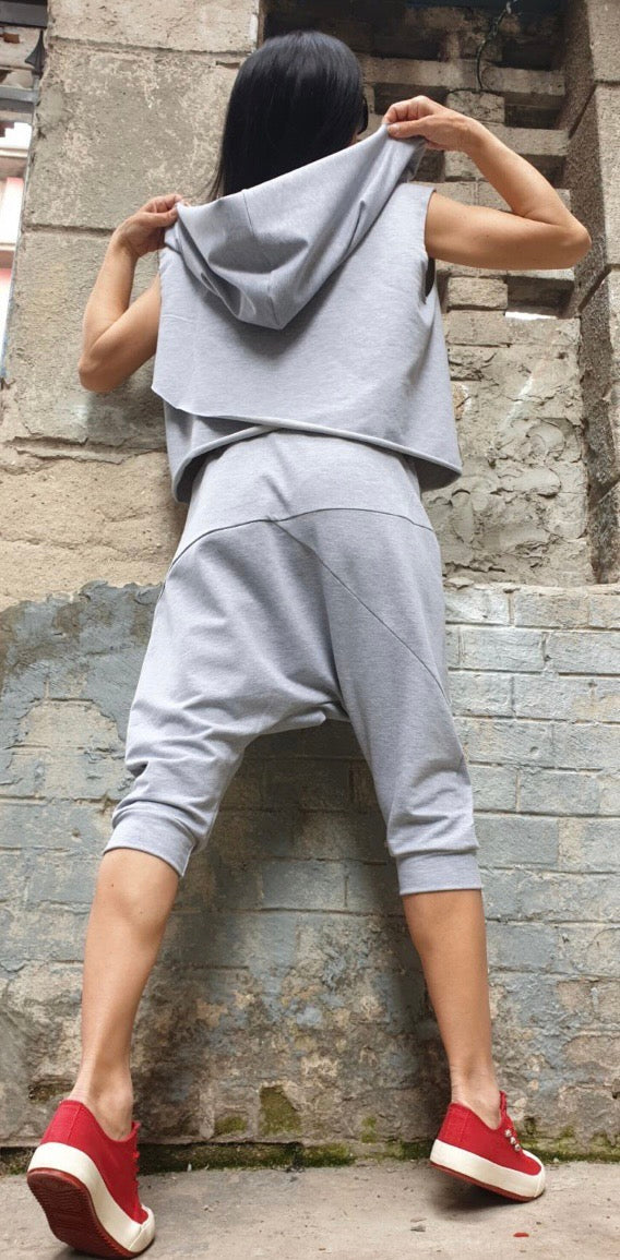 Light Gray Asymmetric Two-Piece Summer Set with Hooded Top and Cropped Pants