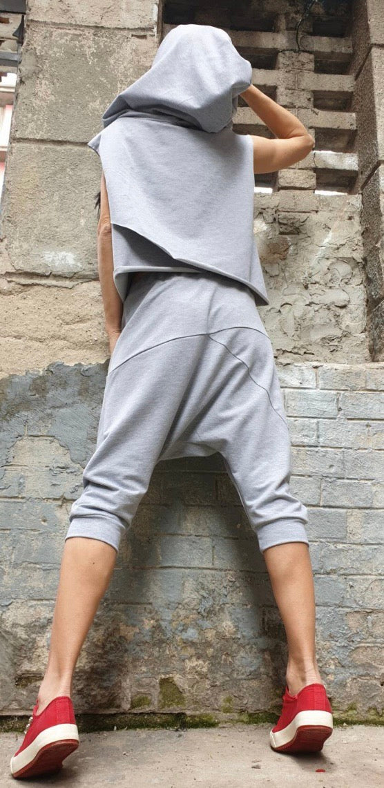 Light Gray Asymmetric Two-Piece Summer Set with Hooded Top and Cropped Pants