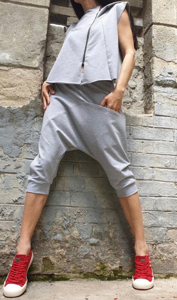 Light Gray Asymmetric Two-Piece Summer Set with Hooded Top and Cropped Pants