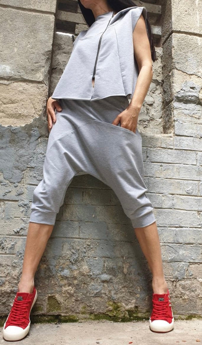 Light Gray Asymmetric Two-Piece Summer Set with Hooded Top and Cropped Pants