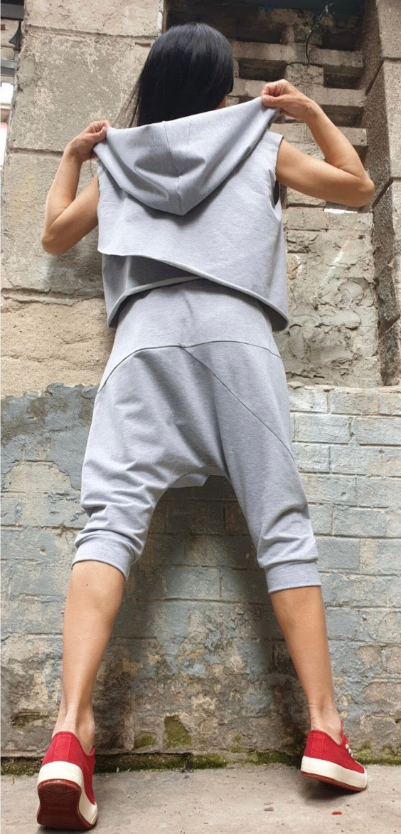 Light Gray Asymmetric Two-Piece Summer Set with Hooded Top and Cropped Pants